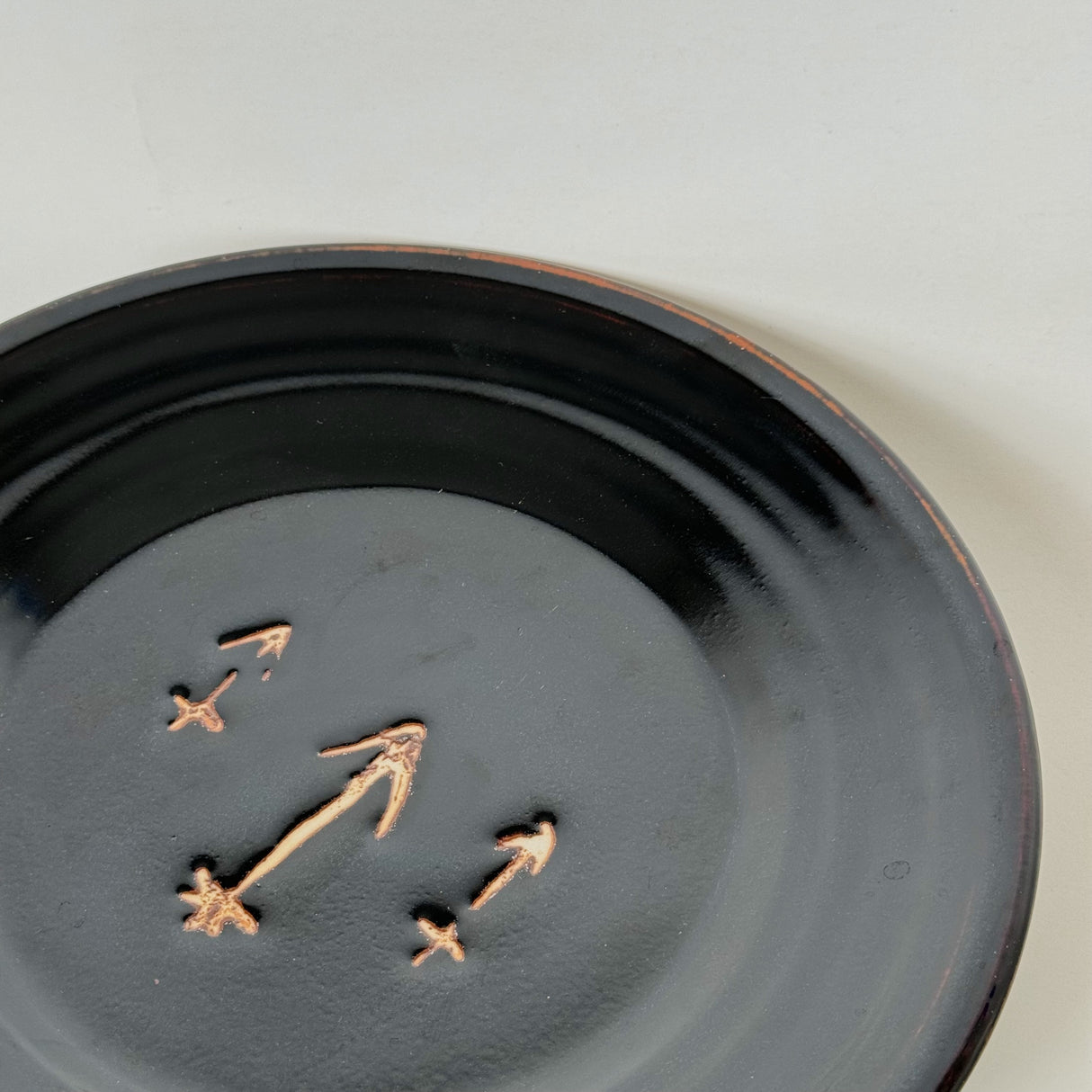Black Plate with Arrows | Panther Pots Ayden Krzmarzick